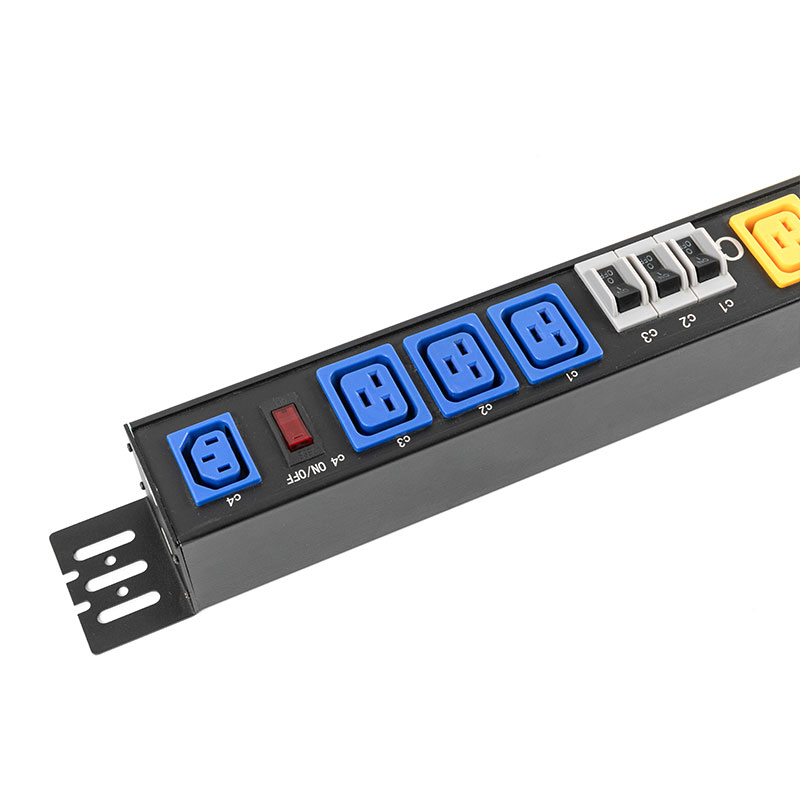 3-fázový 10-výstup C13 C19 Vertikálny istič Ochrana proti preťaženiu Spínaný stojan Pdu